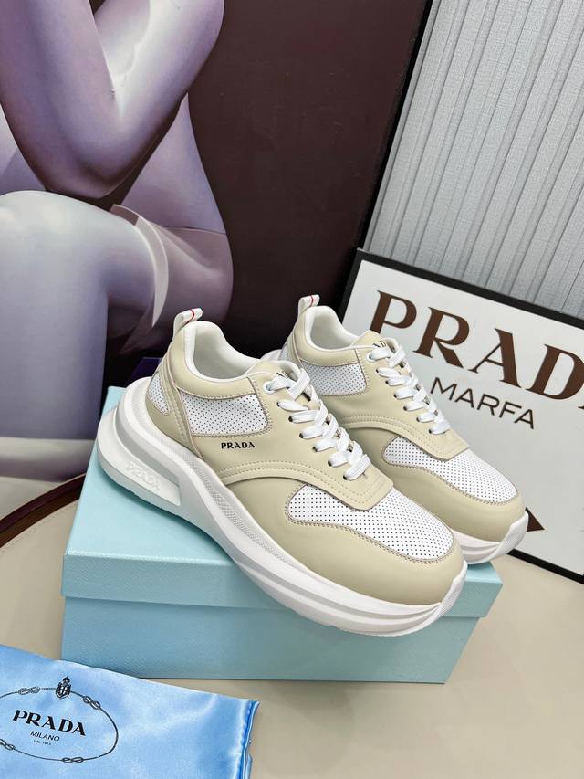 Prada* 情侣款:码数：35 45 普拉达prada 情侣款爆炸款出货了 原版1比1开模四季皆宜，可与各式休闲造型搭配 面料 原版定制头层牛皮 大底 T