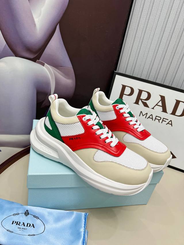 Prada* 情侣款:码数：35 45 普拉达prada 情侣款爆炸款出货了 原版1比1开模四季皆宜，可与各式休闲造型搭配 面料 原版定制头层牛皮 大底 T