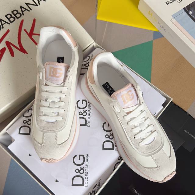 Dg 杜嘉班纳 Size:38-44 45定做 2024高端版本高质量原单品质 今年的主打款式 没有之一 超火超帅气的休闲鞋此款传承了d家一贯有点浮夸而不失