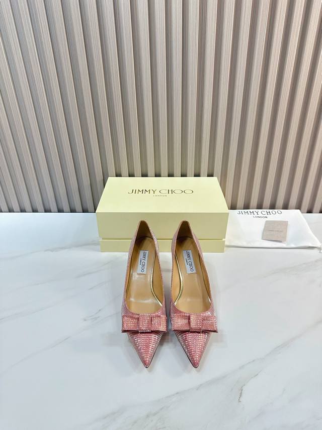 出厂 Jimmy Choo 吉米周 是一个非常全面之尊贵时尚生活品牌， 香港,美国等大时尚博主及明星的同款表带女士高跟，中跟，平跟后空凉鞋系列。 澳大利亚尖头