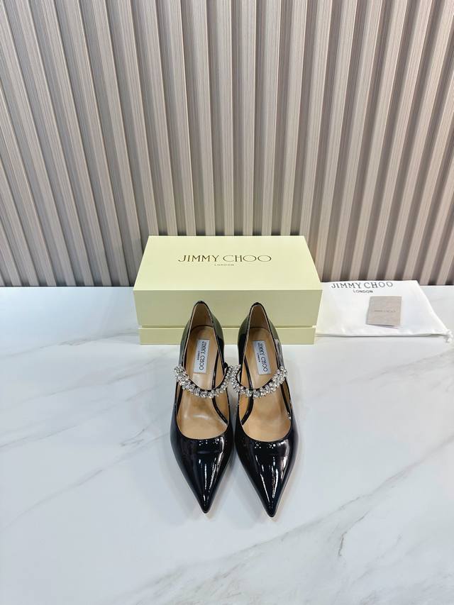 出厂 Jimmy Choo 吉米周 是一个非常全面之尊贵时尚生活品牌， 香港,美国等大时尚博主及明星的同款表带女士高跟，中跟，平跟后空凉鞋系列。 澳大利亚尖头