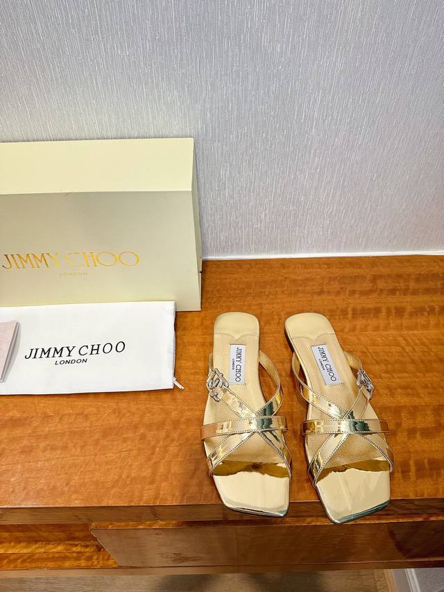 出厂 Jimmy Choo 吉米周 是一个非常全面之尊贵时尚生活品牌， 香港,美国等大时尚博主及明星的同款表带女士高跟，中跟，平跟后空凉鞋系列。 澳大利亚尖头