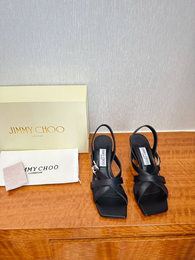 出厂 Jimmy Choo 吉米周 是一个非常全面之尊贵时尚生活品牌， 香港,美国等大时尚博主及明星的同款表带女士高跟，中跟，平跟后空凉鞋系列。 澳大利亚尖头