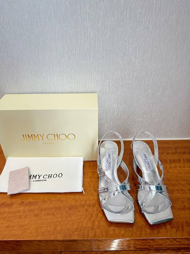 出厂 Jimmy Choo 吉米周 是一个非常全面之尊贵时尚生活品牌， 香港,美国等大时尚博主及明星的同款表带女士高跟，中跟，平跟后空凉鞋系列。 澳大利亚尖头