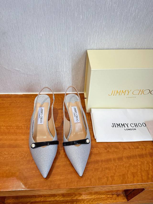 出厂 Jimmy Choo 吉米周 是一个非常全面之尊贵时尚生活品牌， 香港,美国等大时尚博主及明星的同款表带女士高跟，中跟，平跟后空凉鞋系列。 澳大利亚尖头