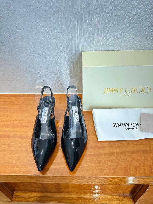 出厂 Jimmy Choo 吉米周 是一个非常全面之尊贵时尚生活品牌， 香港,美国等大时尚博主及明星的同款表带女士高跟，中跟，平跟后空凉鞋系列。 澳大利亚尖头