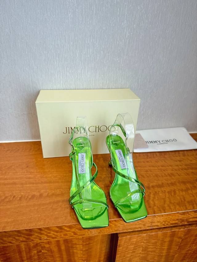 出厂 Jimmy Choo 吉米周 是一个非常全面之尊贵时尚生活品牌， 香港,美国等大时尚博主及明星的同款表带女士高跟，中跟，平跟后空凉鞋系列。 澳大利亚尖头