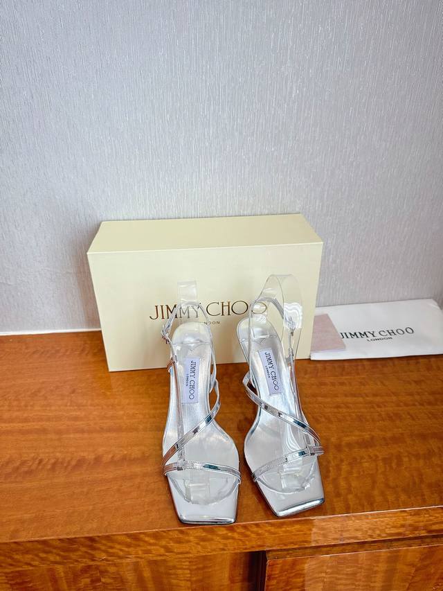 出厂 Jimmy Choo 吉米周 是一个非常全面之尊贵时尚生活品牌， 香港,美国等大时尚博主及明星的同款表带女士高跟，中跟，平跟后空凉鞋系列。 澳大利亚尖头