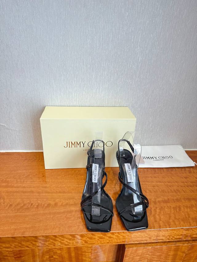 出厂 Jimmy Choo 吉米周 是一个非常全面之尊贵时尚生活品牌， 香港,美国等大时尚博主及明星的同款表带女士高跟，中跟，平跟后空凉鞋系列。 澳大利亚尖头