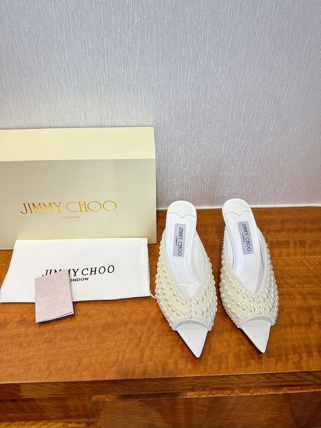 出厂 Jimmy Choo 吉米周 是一个非常全面之尊贵时尚生活品牌， 香港,美国等大时尚博主及明星的同款表带女士高跟，中跟，平跟后空凉鞋系列。 澳大利亚尖头