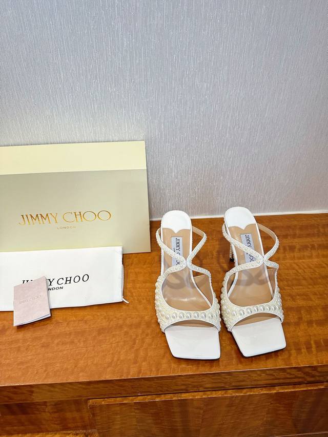 出厂 Jimmy Choo 吉米周 是一个非常全面之尊贵时尚生活品牌， 香港,美国等大时尚博主及明星的同款表带女士高跟，中跟，平跟后空凉鞋系列。 澳大利亚尖头