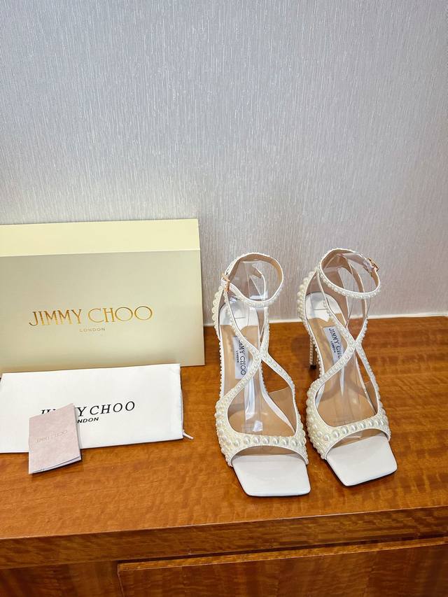 出厂 Jimmy Choo 吉米周 是一个非常全面之尊贵时尚生活品牌， 香港,美国等大时尚博主及明星的同款表带女士高跟，中跟，平跟后空凉鞋系列。 澳大利亚尖头