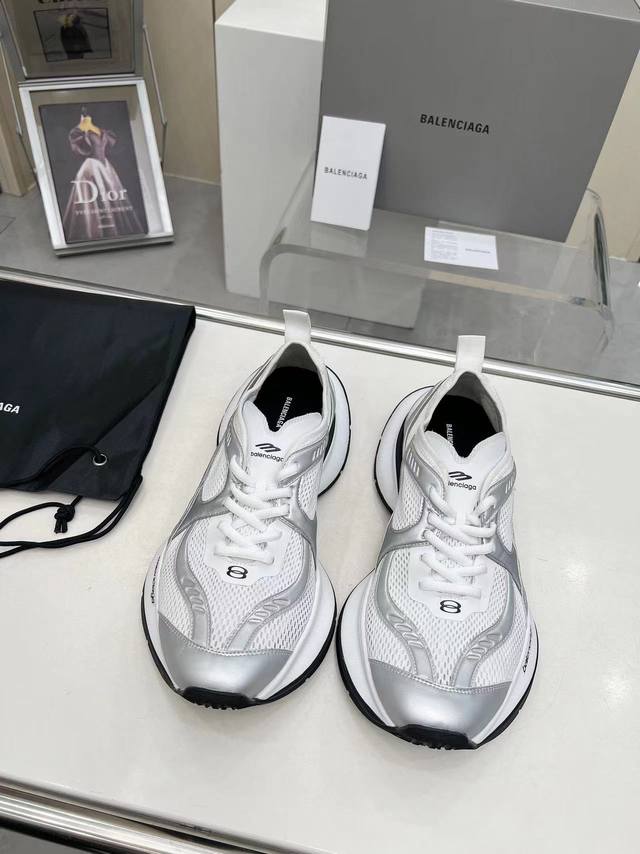 工厂价 Balenciaga巴黎世家 2024新款轻便透气跑鞋 外观还是延续夸张放大的复古套路 又是引领潮流的天花板级别穿搭必备品 鞋身采用透气网面设计 特别适