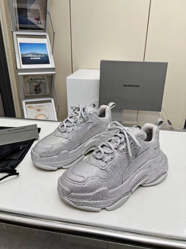 工厂价 Balenciaga 巴黎世家全钻老爹鞋，全球最火爆的复古慢跑鞋，鞋身全部高温烫钻+私模组合大底，显高显瘦bingbing炸街必备，35-44