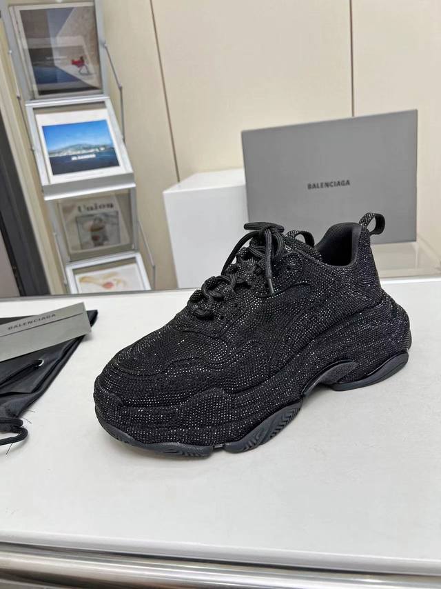 工厂价 Balenciaga 巴黎世家全钻老爹鞋，全球最火爆的复古慢跑鞋，鞋身全部高温烫钻+私模组合大底，显高显瘦bingbing炸街必备，35-44