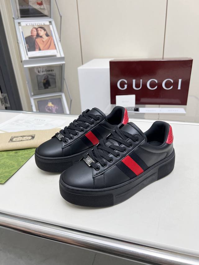 Gucci经典小白鞋，重磅回归女码35-40 男码39-45 面料：进口头层牛皮 内里：牛皮里 垫脚：牛皮垫 大底：Tpu大底 工艺：原板套包