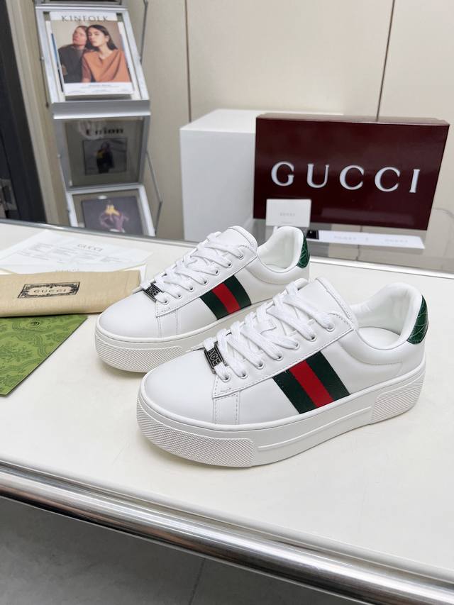 Gucci经典小白鞋，重磅回归女码35-40 男码39-45 面料：进口头层牛皮 内里：牛皮里 垫脚：牛皮垫 大底：Tpu大底 工艺：原板套包