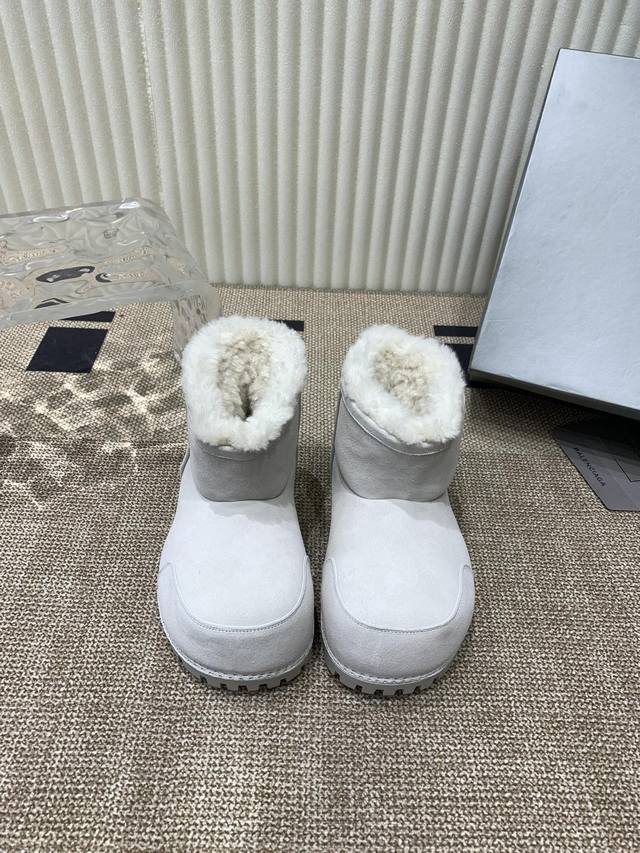 男+20 Balenciaga巴黎世家滑雪系列skiwear 最新款阿拉斯加雪地靴正品rmb9750购入开发 完美设计师推出探索时尚界对于原创与挪用的概念、以全 - 点击图像关闭