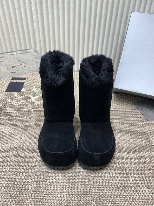 男+20。Balenciaga巴黎世家滑雪系列skiwear 最新款阿拉斯加雪地靴正品rmb9750购入开发 完美设计师推出探索时尚界对于原创与挪用的概念、以全