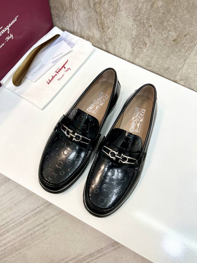 原版真皮大底 品牌：Ferragamo 菲拉格慕 标准码：男码38–44 45定做 等级：官网同款 顶级原单 材料：原版顶级牛皮 胎牛皮内里 原版真皮大底 款式