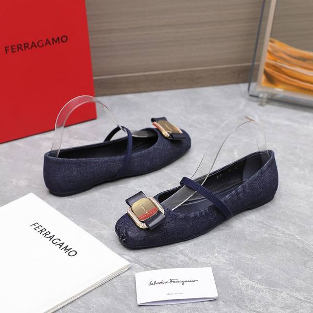 工厂价 最高版本 Ferragamo菲拉格慕 2024春夏新款蝴蝶结浅口女鞋 Sf标志性蝴蝶结五金钻扣平底单鞋 糖果色方头百搭芭蕾舞鞋 市面顶级版本 材质：面料