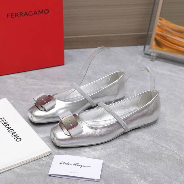 工厂价 最高版本 Ferragamo菲拉格慕 2024春夏新款蝴蝶结浅口女鞋 Sf标志性蝴蝶结五金钻扣平底单鞋 糖果色方头百搭芭蕾舞鞋 市面顶级版本 材质：面料