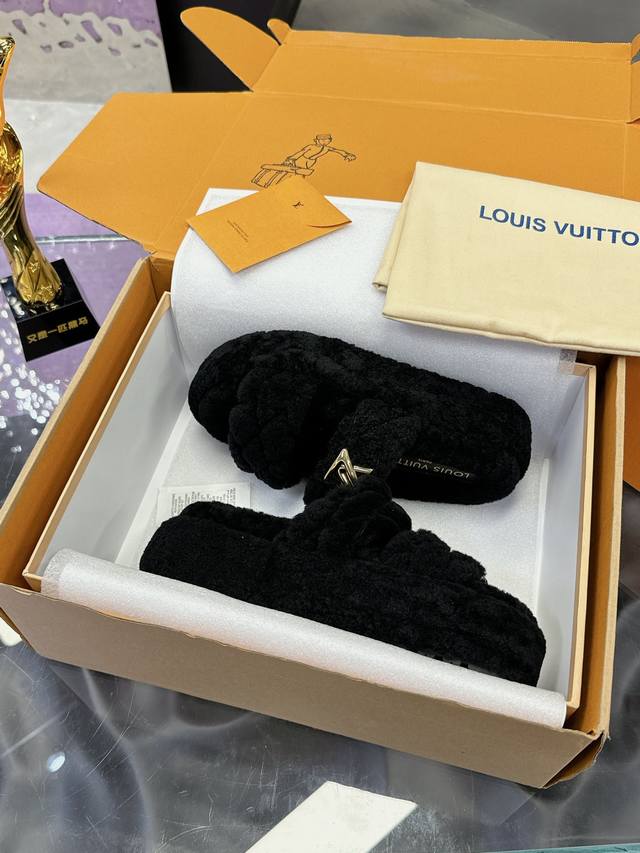 工厂价 金色五金logo顶级品质 百分百真羊毛 Lv毛拖厚底增高系列 Louis Vuitton Ss24 New Arrival～ L家2024秋冬｜平底羊毛