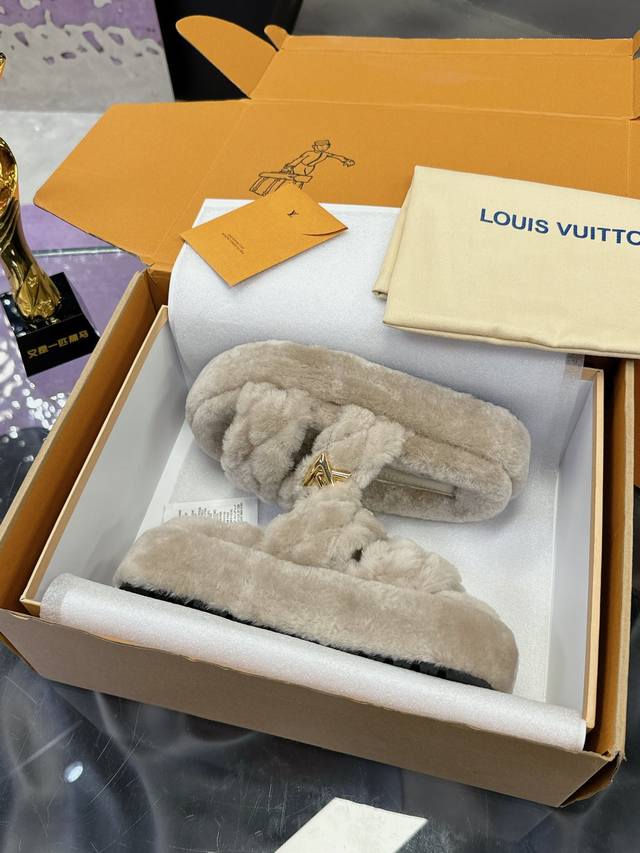 工厂价 金色五金logo顶级品质 百分百真羊毛 Lv毛拖厚底增高系列 Louis Vuitton Ss24 New Arrival～ L家2024秋冬｜平底羊毛