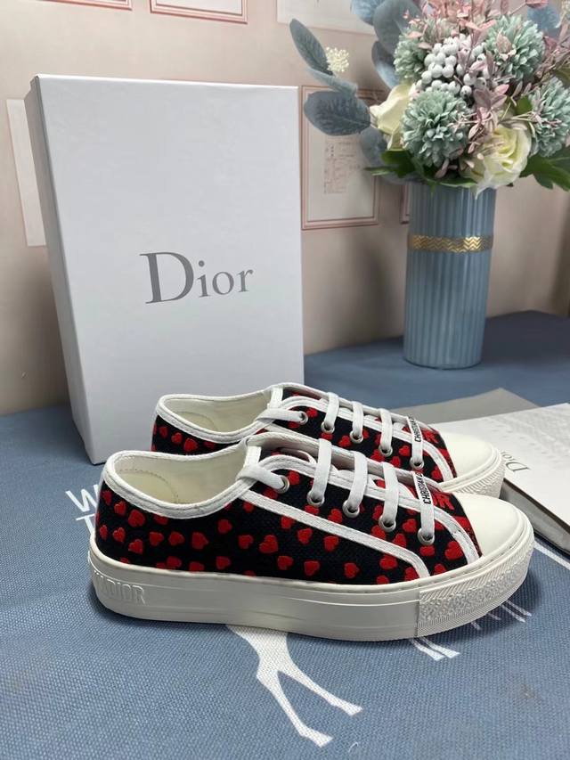 Dior 迪奥 春夏新款walk ‘N’Dior深蓝刺绣棉休闲鞋，采用质感厚实，白色橡胶底，鞋面纯棉刺绣，鞋舌和鞋带采用christian Dior标志装饰。