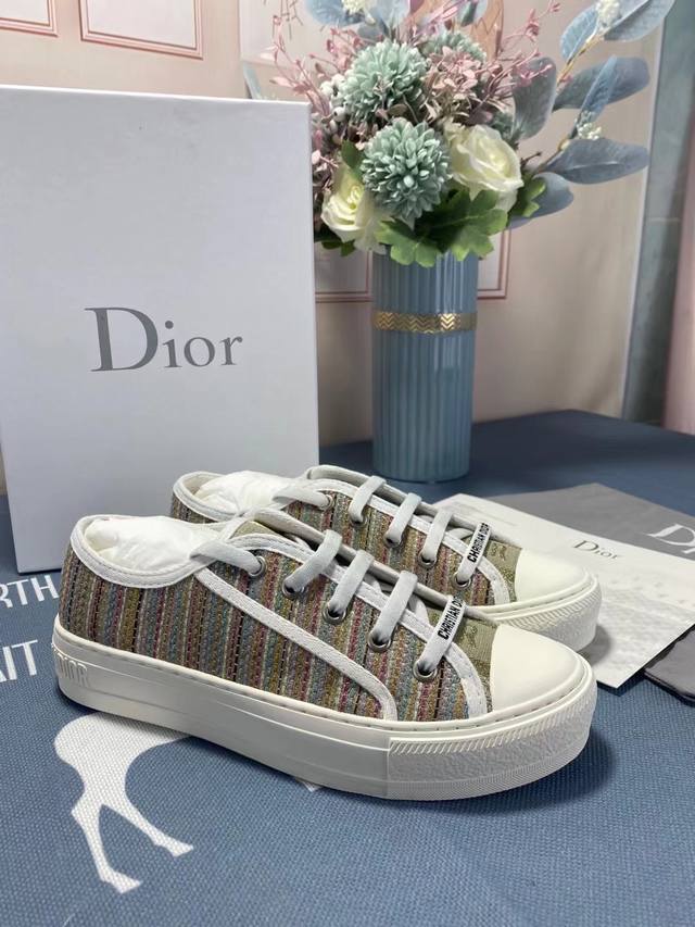 Dior 迪奥 春夏新款walk ‘N’Dior深蓝刺绣棉休闲鞋，采用质感厚实，白色橡胶底，鞋面纯棉刺绣，鞋舌和鞋带采用christian Dior标志装饰。