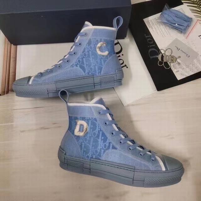 Dior 迪奥 重磅联名新款 新潮百搭 注定是引爆主流的超级单品！ 鞋面：采用独家定制原版磨砂珍珠闪pvc半透明胶片拼接迪奥品牌专用logo面料 大底：独家私模