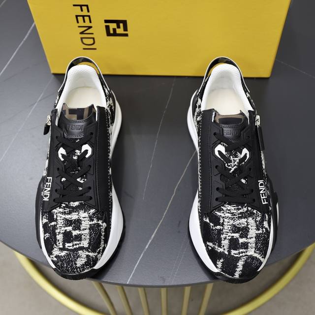 出厂价 品牌：芬迪 Fendi 尺码：38-44 45、46定制 等级：原单品质 高版本 材料 进口牛皮拼接品牌布匹 优质舒适内里 原版轻便防滑大底 款式类别