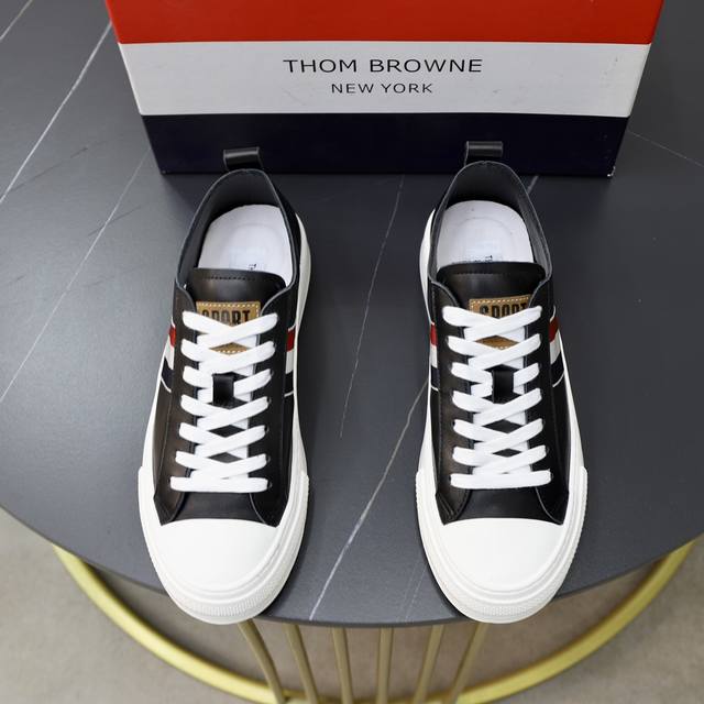 出厂价 Thom Browne 汤姆.布朗 Tb官网同款原单爆款运动鞋 头层牛皮拼接1：1原板 透气猪皮内里鞋身配件一比一开模 专柜品质 亲们你还为穿着搭配鞋发