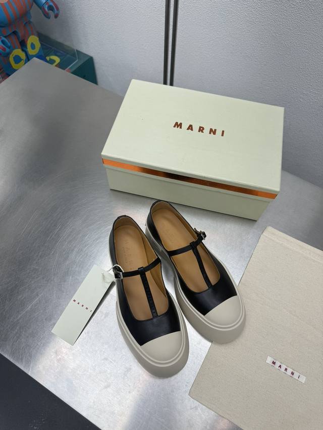 玛丽珍 厚底舒适 玛尼 Marni 玛丽珍单鞋 系列厚底 玛尼 家族元素设计 烫印 Logo凉鞋 小牛皮 烫金 工艺 钢印压模而成立体感十足 对标对版 内里舒适