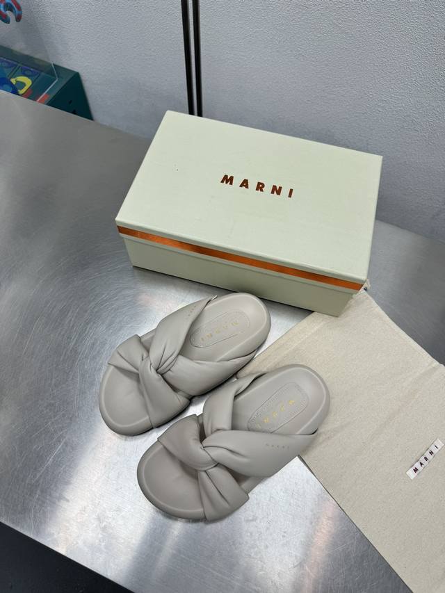 厚底舒适麻花 玛尼 Marni 拖鞋 系列厚底凉鞋 玛尼 家族元素设计 烫印 Logo凉鞋 米白色 小羊皮 面料 烫金 工艺 钢印压模而成立体感十足 对标对版