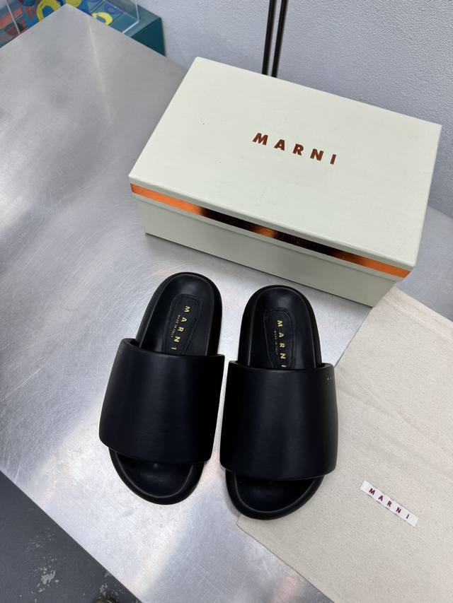 玛尼 Marni 面包拖鞋 系列厚底凉鞋 玛尼 家族元素设计 烫印 Logo凉鞋 黑色 小羊皮 面料 烫金 工艺 钢印压模而成立体感十足 对标对版 内里舒适小羊