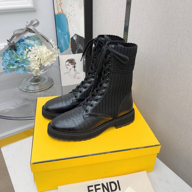 系带短靴 - Fend*全新升级版本马丁靴秋冬系列 Ff袜子弹力系带短靴rockoko超显瘦 鞋面：系带款采用原版雾面哑光牛皮 内里：进口羊皮内里 鞋底：原版耐