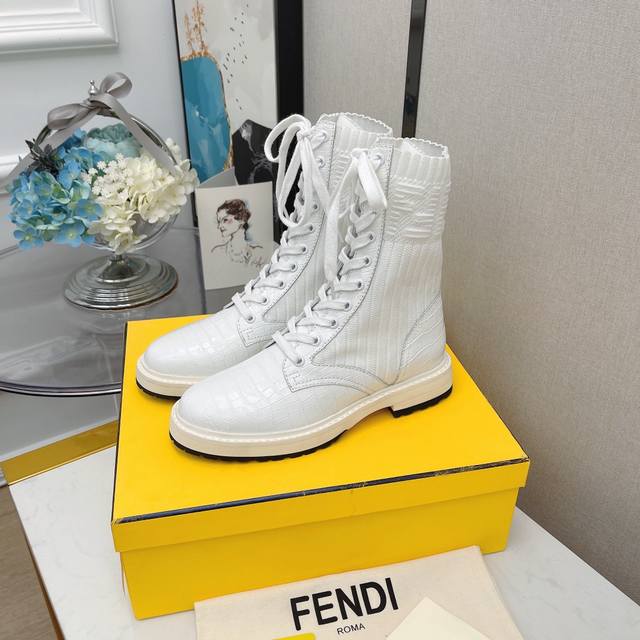 系带短靴 - Fend*全新升级版本马丁靴秋冬系列 Ff袜子弹力系带短靴rockoko超显瘦 鞋面：系带款采用原版雾面哑光牛皮 内里：进口羊皮内里 鞋底：原版耐