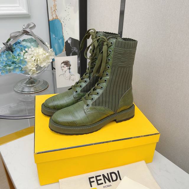 系带短靴 - Fend*全新升级版本马丁靴秋冬系列 Ff袜子弹力系带短靴rockoko超显瘦 鞋面：系带款采用原版雾面哑光牛皮 内里：进口羊皮内里 鞋底：原版耐