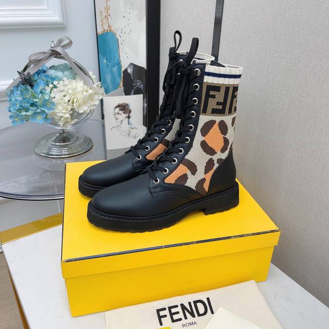 系带短靴 - Fend*全新升级版本马丁靴秋冬系列 Ff袜子弹力系带短靴rockoko超显瘦 鞋面：系带款采用原版雾面哑光牛皮 内里：进口羊皮内里 鞋底：原版耐