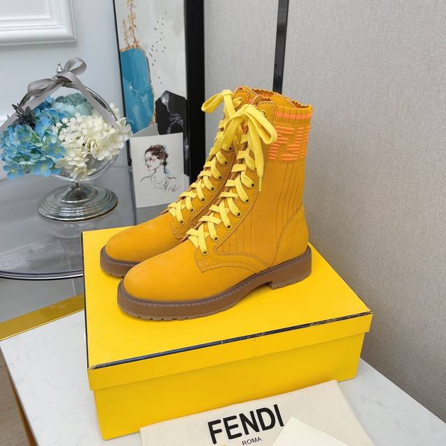 系带短靴 - Fend*全新升级版本马丁靴秋冬系列 Ff袜子弹力系带短靴rockoko超显瘦 鞋面：系带款采用原版雾面哑光牛皮 内里：进口羊皮内里 鞋底：原版耐