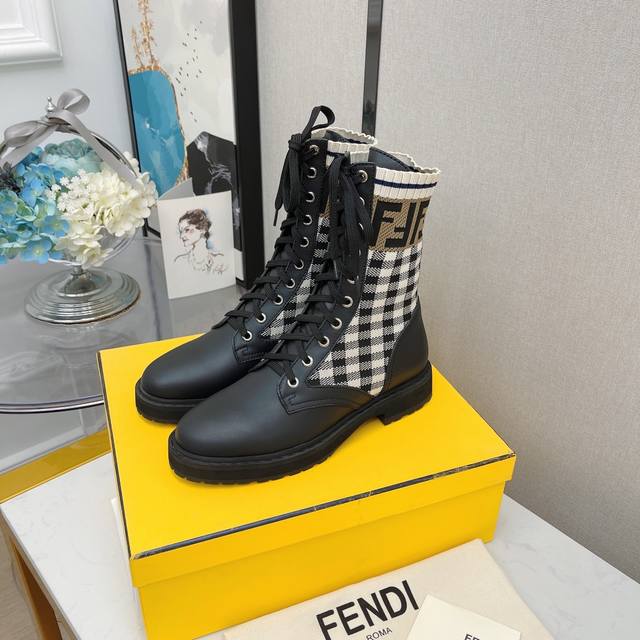 系带短靴 - Fend*全新升级版本马丁靴秋冬系列 Ff袜子弹力系带短靴rockoko超显瘦 鞋面：系带款采用原版雾面哑光牛皮 内里：进口羊皮内里 鞋底：原版耐