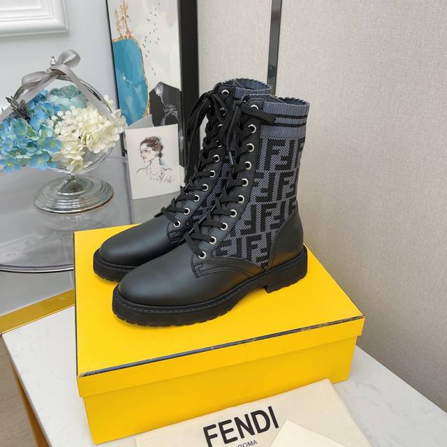 系带短靴 - Fend*全新升级版本马丁靴秋冬系列 Ff袜子弹力系带短靴rockoko超显瘦 鞋面：系带款采用原版雾面哑光牛皮 内里：进口羊皮内里 鞋底：原版耐