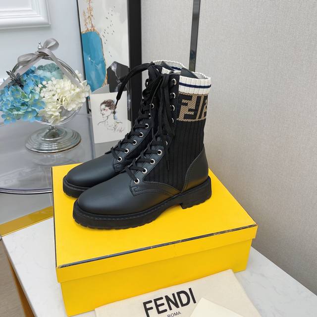 系带短靴 - Fend*全新升级版本马丁靴秋冬系列 Ff袜子弹力系带短靴rockoko超显瘦 鞋面：系带款采用原版雾面哑光牛皮 内里：进口羊皮内里 鞋底：原版耐