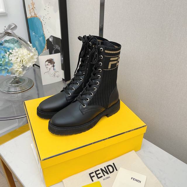 系带短靴 - Fend*全新升级版本马丁靴秋冬系列 Ff袜子弹力系带短靴rockoko超显瘦 鞋面：系带款采用原版雾面哑光牛皮 内里：进口羊皮内里 鞋底：原版耐