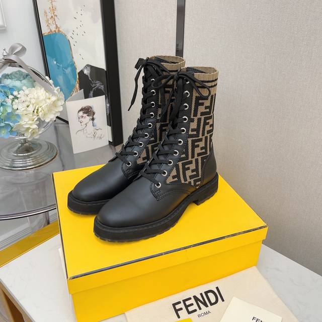 系带短靴 - Fend*全新升级版本马丁靴秋冬系列 Ff袜子弹力系带短靴rockoko超显瘦 鞋面：系带款采用原版雾面哑光牛皮 内里：进口羊皮内里 鞋底：原版耐