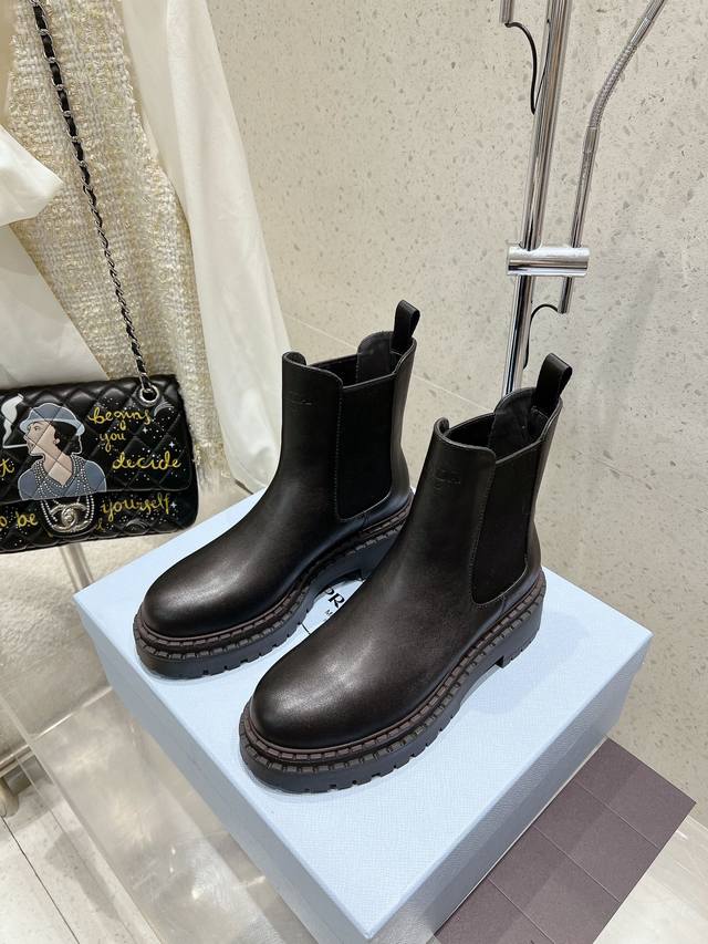 厂价 Prada 普拉达24S秋冬新品 松糕厚底复古擦色做旧短靴 秋冬t台走秀主推款！ 复古带点贵气的感觉， 上脚非常完美 超级百搭！ 优雅大方 让你领略百变风