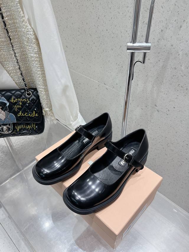 Miumiu缪缪 秋冬新款英伦风 玛丽珍 乐福鞋 Miumiu秀场 复古风独一无二的来自miu Miu系列的细节特写 新季的潮流要素一 适当 面料：进口原版进口