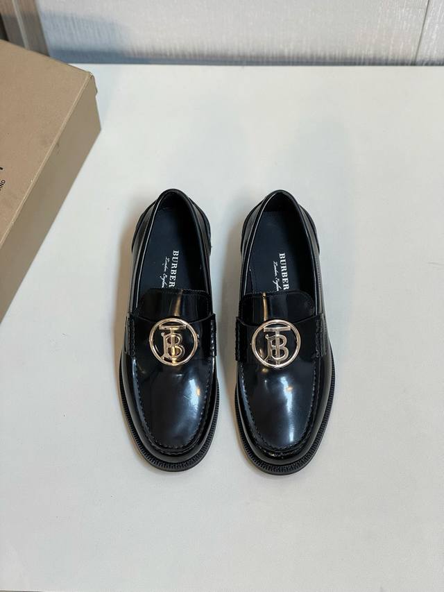 Burberry 巴宝莉 Size：39-44 38.45.可定做 顶级高端男鞋， 官网同步巴宝莉打造，鞋面进口牛皮 开边珠牛皮色打造，内里进口顶级丝绸牛皮