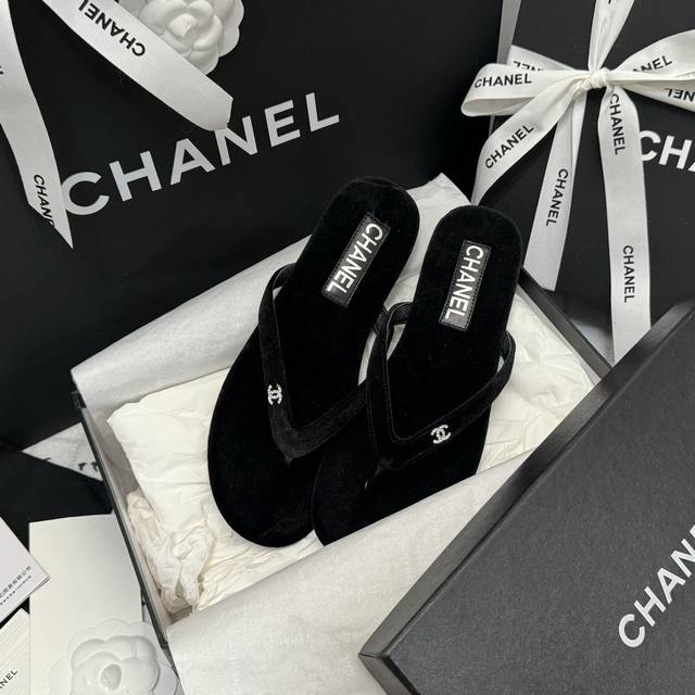 Size 35-39 40 41订做不退不换 Chanel 香奈儿24S丝绒人字拖 自留款，定制丝绒 真皮底，镶钻logo点缀，上脚美到爆，简简单单，夏天必须要